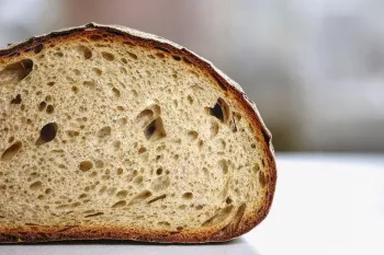 Tradycyjny chleb wiejski wypiekany w piecu opalanym drzewem - pszenno-żytni