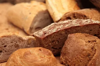 Tradycyjny chleb wiejski wypiekany w piecu opalanym drzewem - pszenny