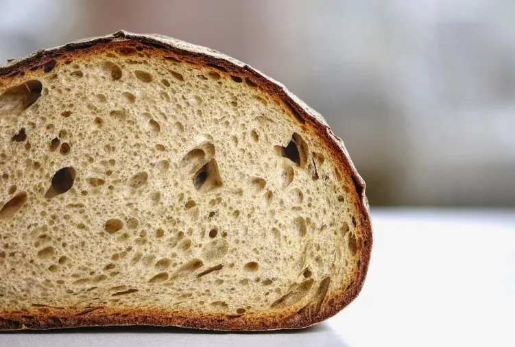 Tradycyjny chleb wiejski wypiekany w piecu opalanym drzewem - pszenny z ziarnami pestek dyni, słonecznika